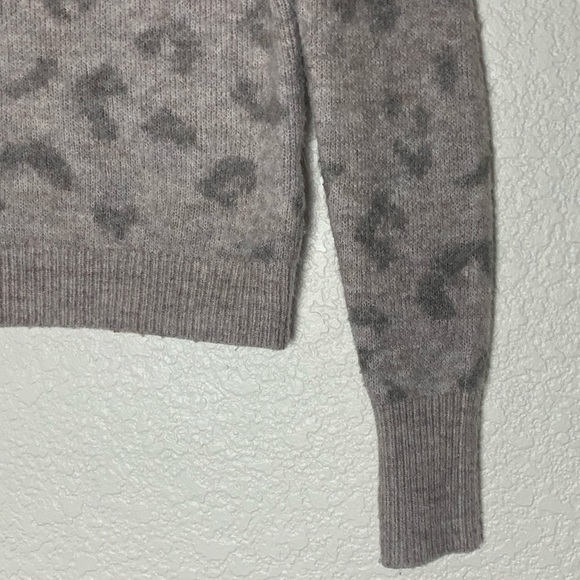 Abercrombie & Fitch | Like new animal print pullover sweater size xxs - Picture 5 of 7